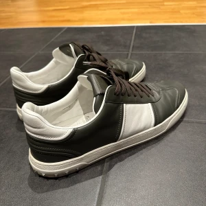 Valentino Flycrew - Skorna är inte använda speciellt mycket och är i mycket bra skick. Skorna är en mycket eftertraktad modell då dem inte säljs längre. Köptes via Vestiaire Collective. Hör gärna av er om ni har fler frågor :) 