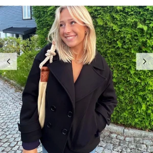 Söker!! - Söker denna svarta kappa från design by si!! Säker storlek xs/s i fint skick. Runt 500 kr. 