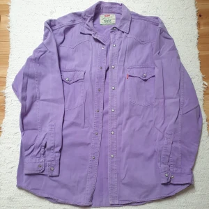 Levis skjorta - En Levis skjorta i jeansmaterial. Kan skicka fler bilder och tänka mig sänka priset. Hör av dig vid intresse!