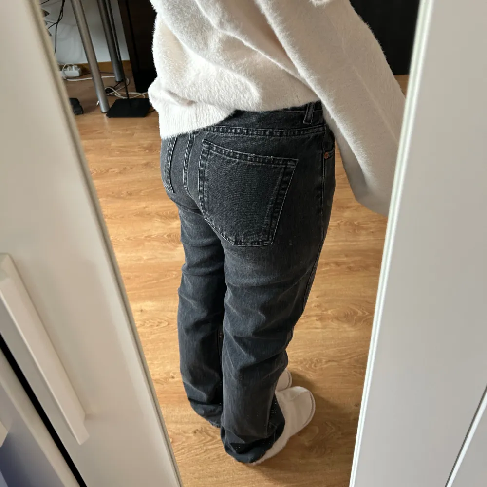 Gråa skitsnygga jeans från Zara 🤍 De är midwaist och i ett fint skick 🤍. Jeans & Byxor.