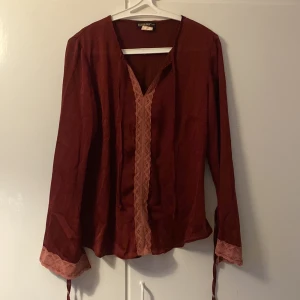 Blus - Jättefin vinröd blus, jag har haft den att sovit i bara men den är bra använd, hittar ingen storlek eller märke men jag brukar ha xss/xs så skulle nog säga att den är s/m, skriv för frågor eller fler bilder