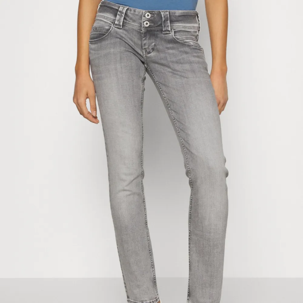 Fina Pepe jeans, nypris 700kr. Jätte fina säljer dom för 450kr. Inte så jätte använda, inga defekter.❤️‍🔥. Jeans & Byxor.