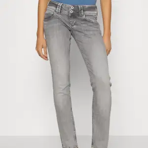 Fina Pepe jeans, nypris 700kr. Jätte fina säljer dom för 450kr. Inte så jätte använda, inga defekter.❤️‍🔥