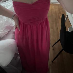 Jättefin rosa balklänning utan ärmar 