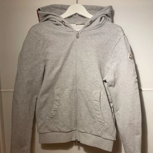 Moncler hoodie - Fin moncler hoodie, använd fåtal gånger. Ute nu för endast 899 kr. Tillkommer lappar samt snören till hoodien! Var snabba med detta köp!