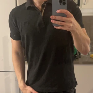 Burberry pike - Riktigt snygg Burberry polo / piké / t-shirt i fint skick   Svart / grå 