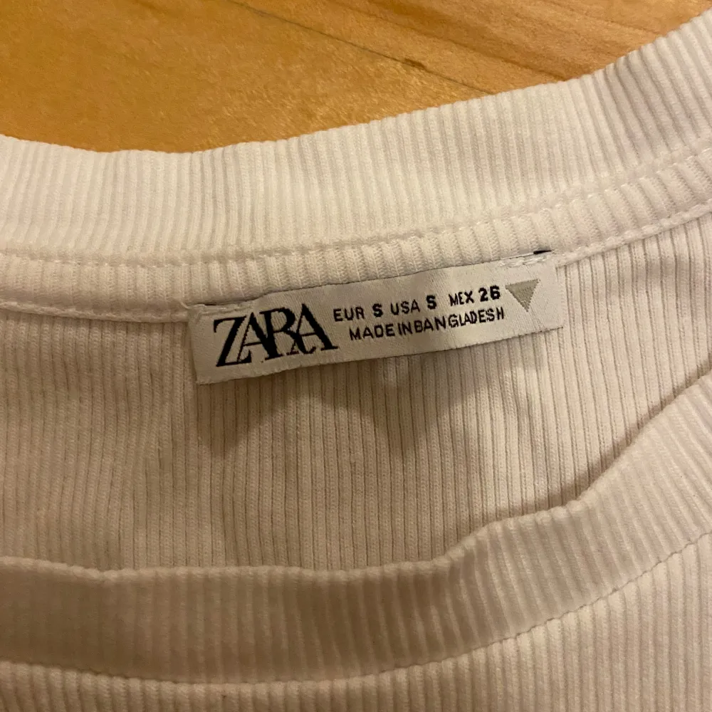 Fin och helt oanvänd topp från Zara. Den är i nyskick och inga hål eller slitningar 😊 Säljs pga att den inte kommer till användning. Storlek S men passar mig som oftast har XS.. T-shirts.