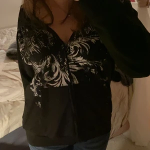 Affliction tröja - En super cool affliction inspirerad hoodie som jag fick i julklapp! I stolek s men ganska baggy som man ser på bilden. Inga defekter, säljs för att den inte används längre. Köp gärna! 