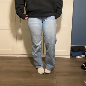 Ljusblåa jeans  - Säljs pga ingen användning längre.  Jättefina jeans som fortfarande är i bra skick!  De är höga i midjan och passar bra på mig i längden som är 156cm.  Strl W29 L32 100kr+frakt
