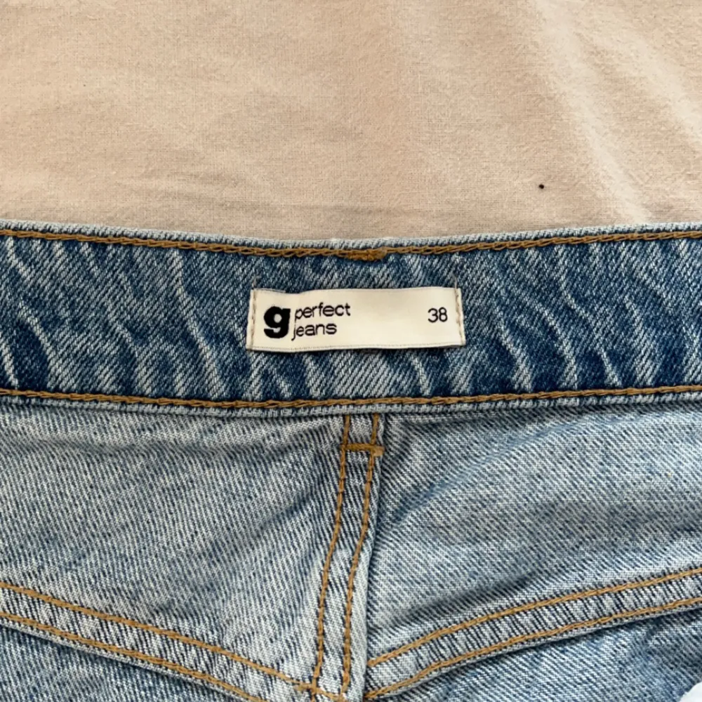 Fina jeans från Gina tricot! Mycket bra skick, lite slitna nere vid anklarna men annars inga större synliga täcken på användning.. Jeans & Byxor.