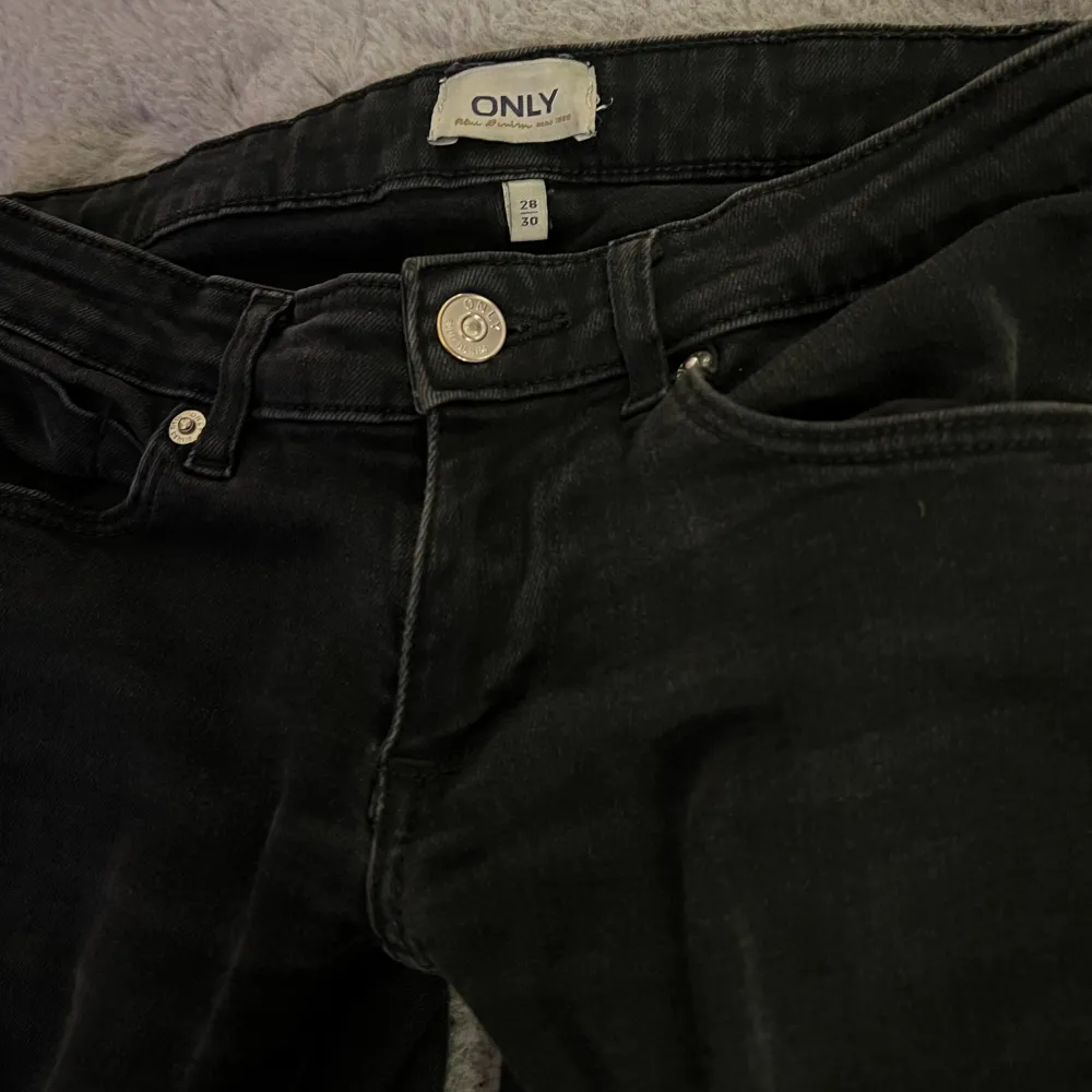 Säljer mina svarta lowwaist bootcut jeans från only. Superfint skick. Stretchigt material och supersköna❣️ Passar bra i längden för folk runt 157-162 ish.. Jeans & Byxor.