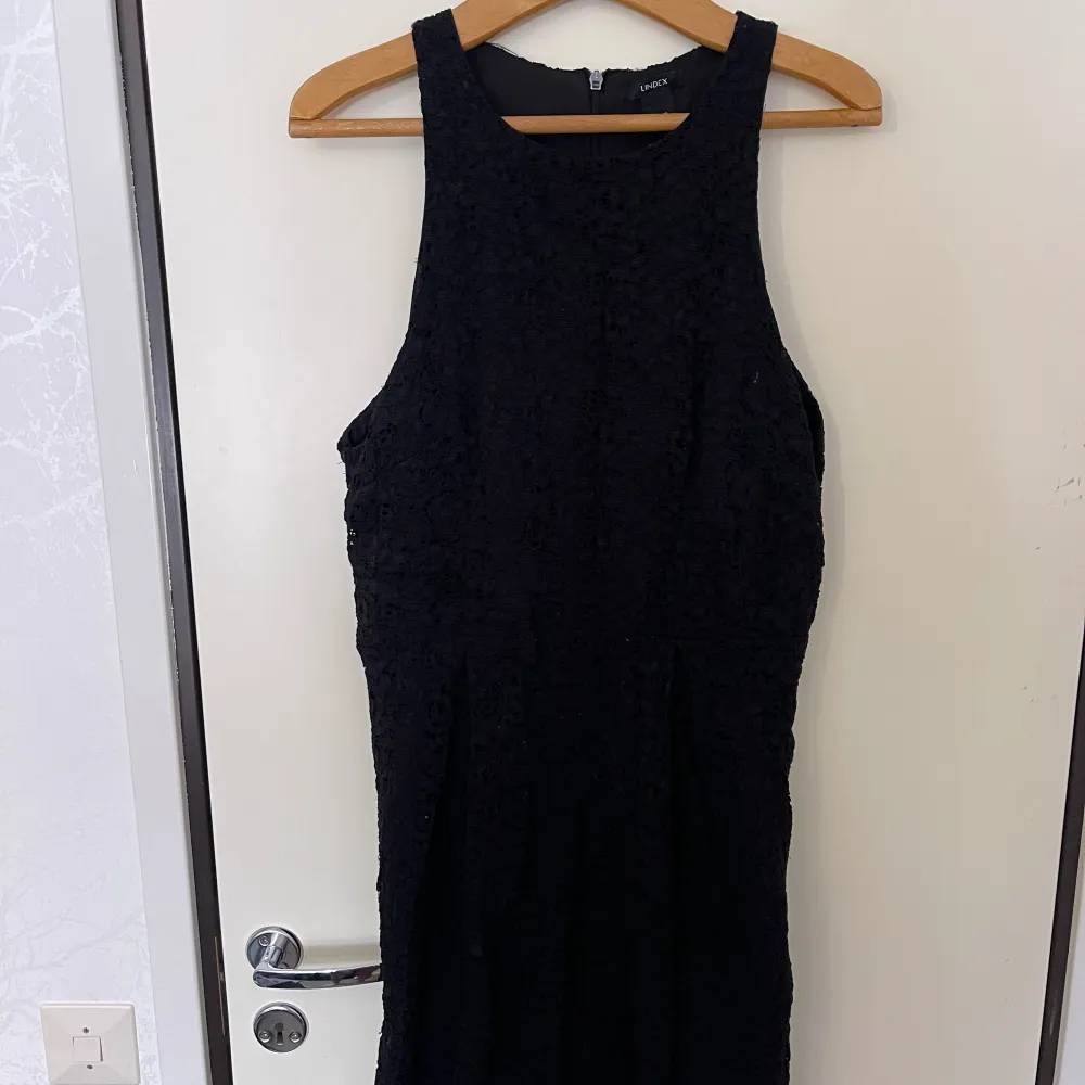 Svart spetsklänning från Lindex passar till vår och sommar. Storleken är EUR 46, kan ses som L.  OBS, en liten del av klänningen har ”öppnats/förstorats” (Bilaga 3). Men det syns inte om man inte kollar noggrant. Klänningar.