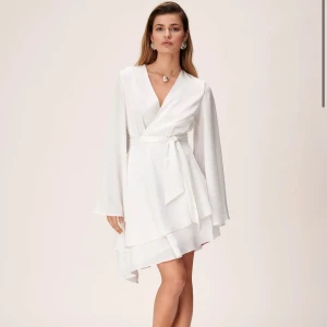 Vit adooreklänning  - Helt ny aldrig använd men har kommit en sminkfläck på den på ryggen, om man knyter den där bak så syns det inte men om man vill knyta där framme så går det väck i tvätten  Alla lappar finns kvar Nypris; 1395