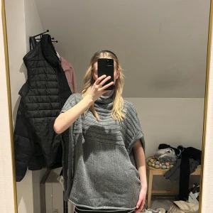 Stickad poncho  - Fin poncho som är perfekt att trä över! Knappar på sidorna. Passar Xs-M ☺️
