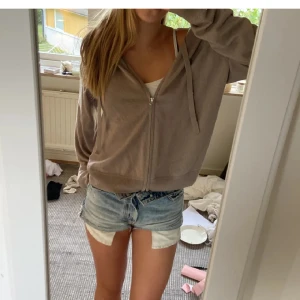 Hoodie - Ljusbrun/beige hoodie med dragkedja, använt men bra skick. Passar mig som brukar ha s💞 lånad bild