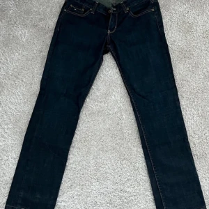 Lågmidjade jeans - Mörkblå, raka, lågmidjade Hilfiger jeans. Skulle säga xs/s. Står W27 L34 i dem