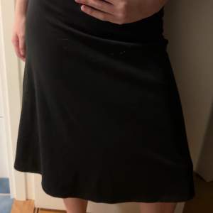 Medellång svart, tight kjol. Skriv privat vid frågor 💓