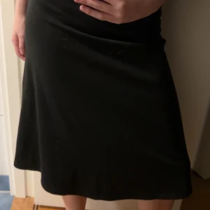 Kjol - Medellång svart, tight kjol. Skriv privat vid frågor 💓