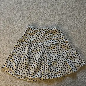Säljer denna kjol från Kappahl i storlek 146/152💗Den är vit med svarta prickar och är i ett bra skick💗Köpte den för ungefär 150kr💗