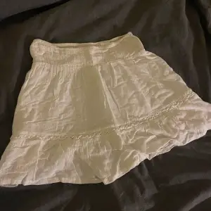 Vit bekväm kjol med ett broderat mönster nertill, säljer den då den inte används längre