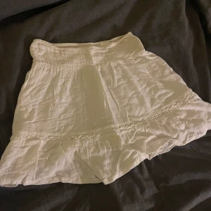 Vit kjol - Vit bekväm kjol med ett broderat mönster nertill, säljer den då den inte används längre
