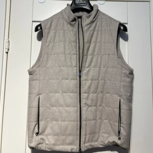 Beige flanellväst Oscar Jacobsson - Beige flanellväst från Oscar Jacobsson. Helt orörd, i nyskick. Originalpris 3000kr. Säljer för 2200.