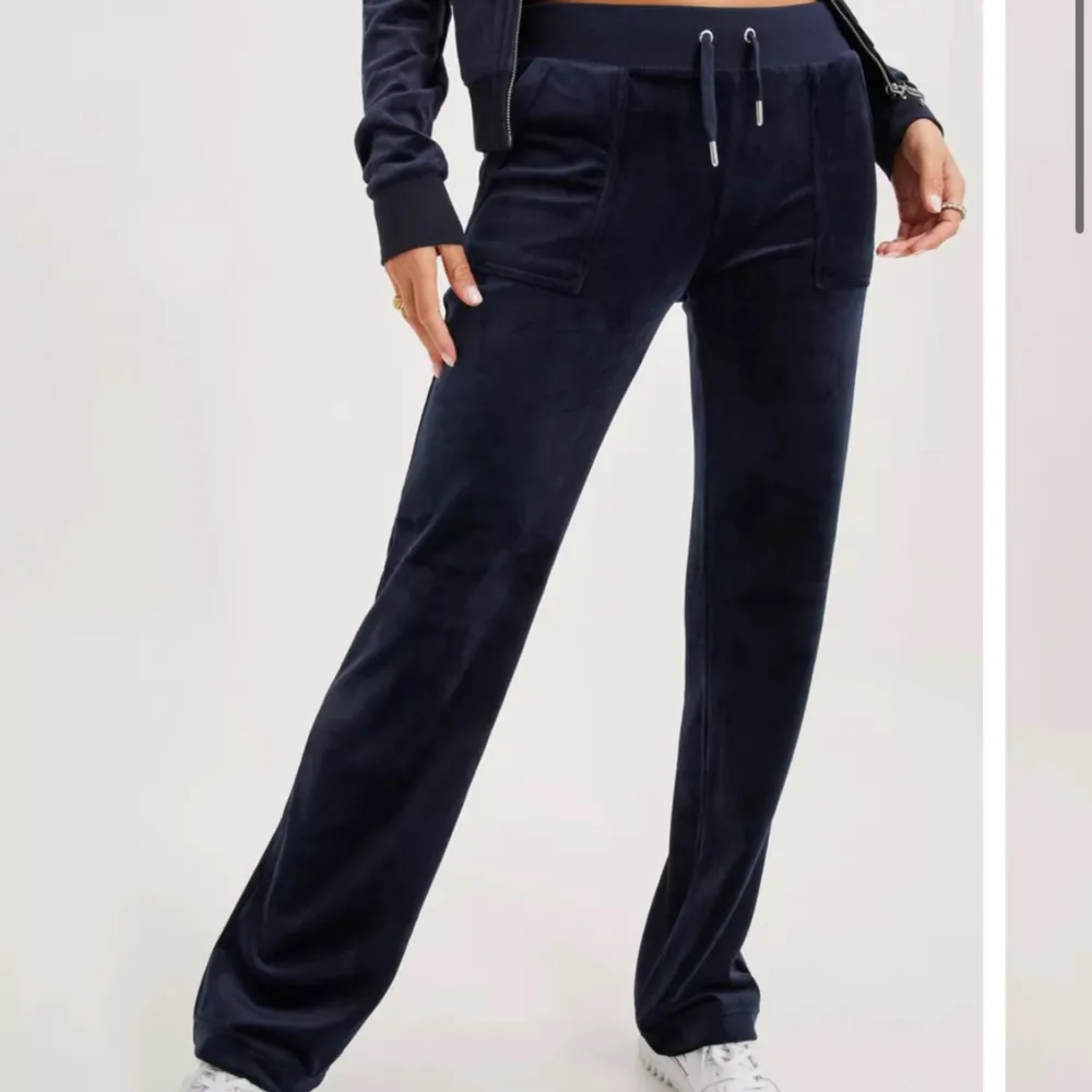 juicybyxor i färgen nightsky storlek xs. Kommer inte till användning längre. Mycket sköna och i fint skick.. Jeans & Byxor.