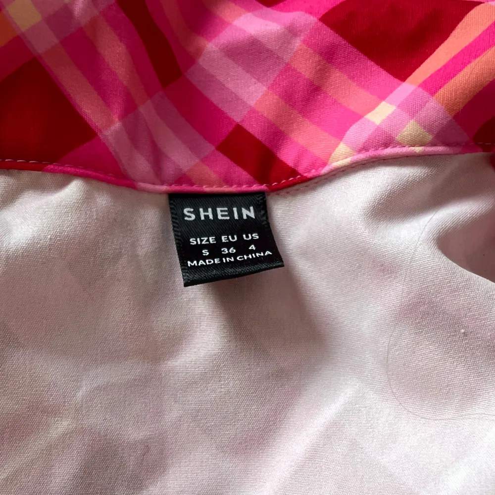  Ett rosa sett Köpt Shein, bra kvalitet och använd bara en gång. Kjolar.