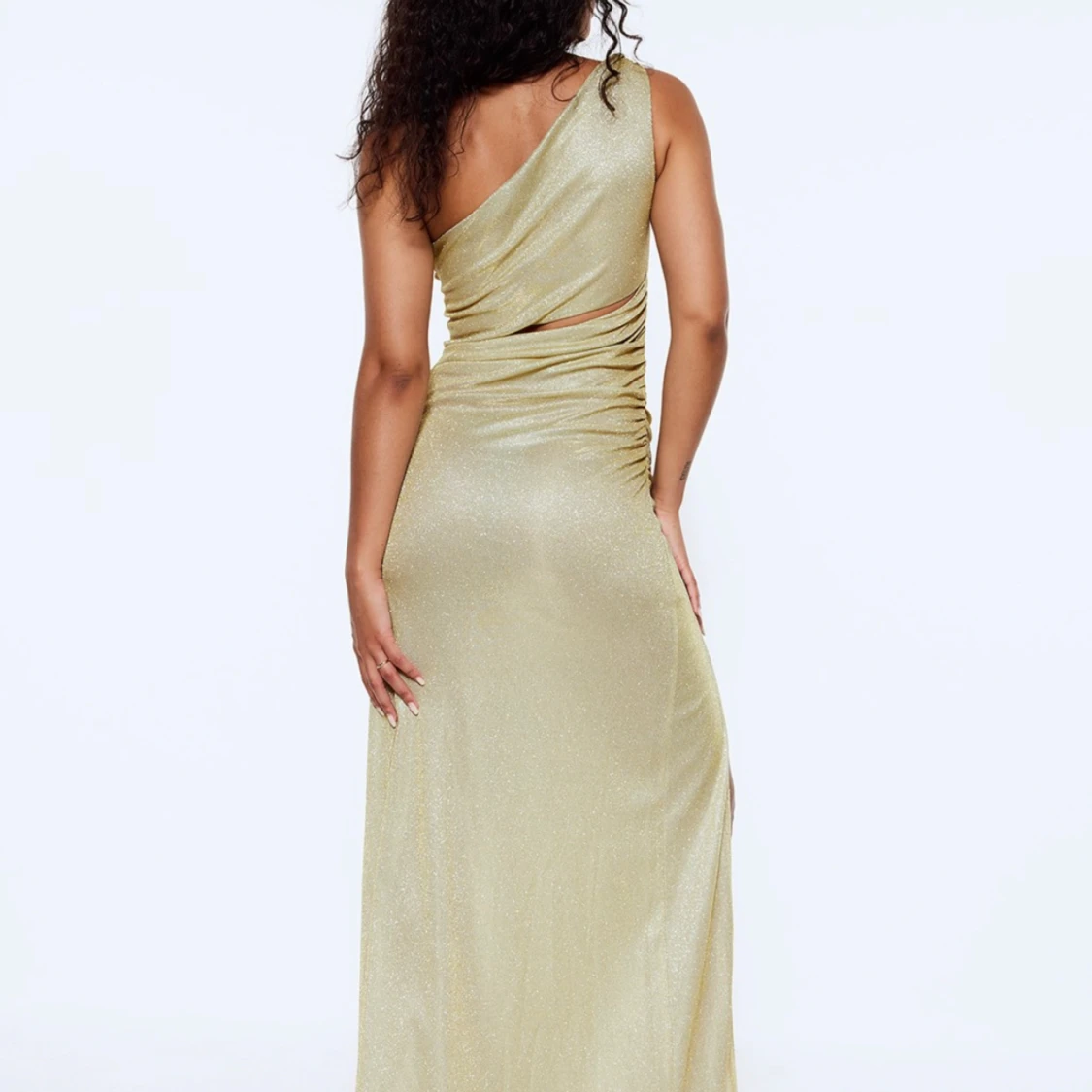 Intressekoll på glittrig maxidress - 90