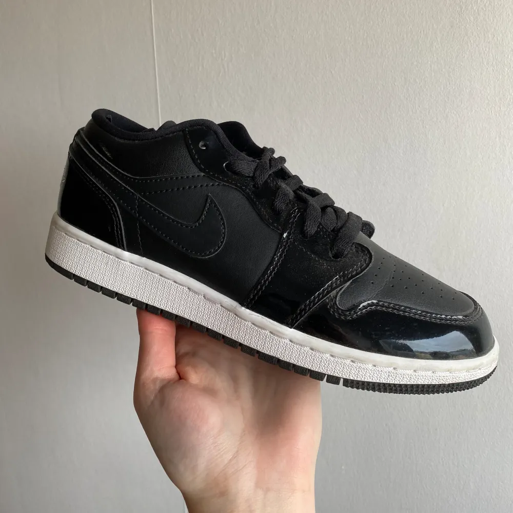 Knappt använda air jordan 1 low, stl:36,5. Skor.