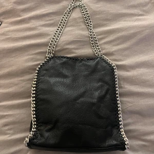 Tiamo väska  - Säljer min tiamo väska då den tyvärr inte kommer till så mycket användning längre. Väldigt bra skick o inga defekter alls❤️nypris 600