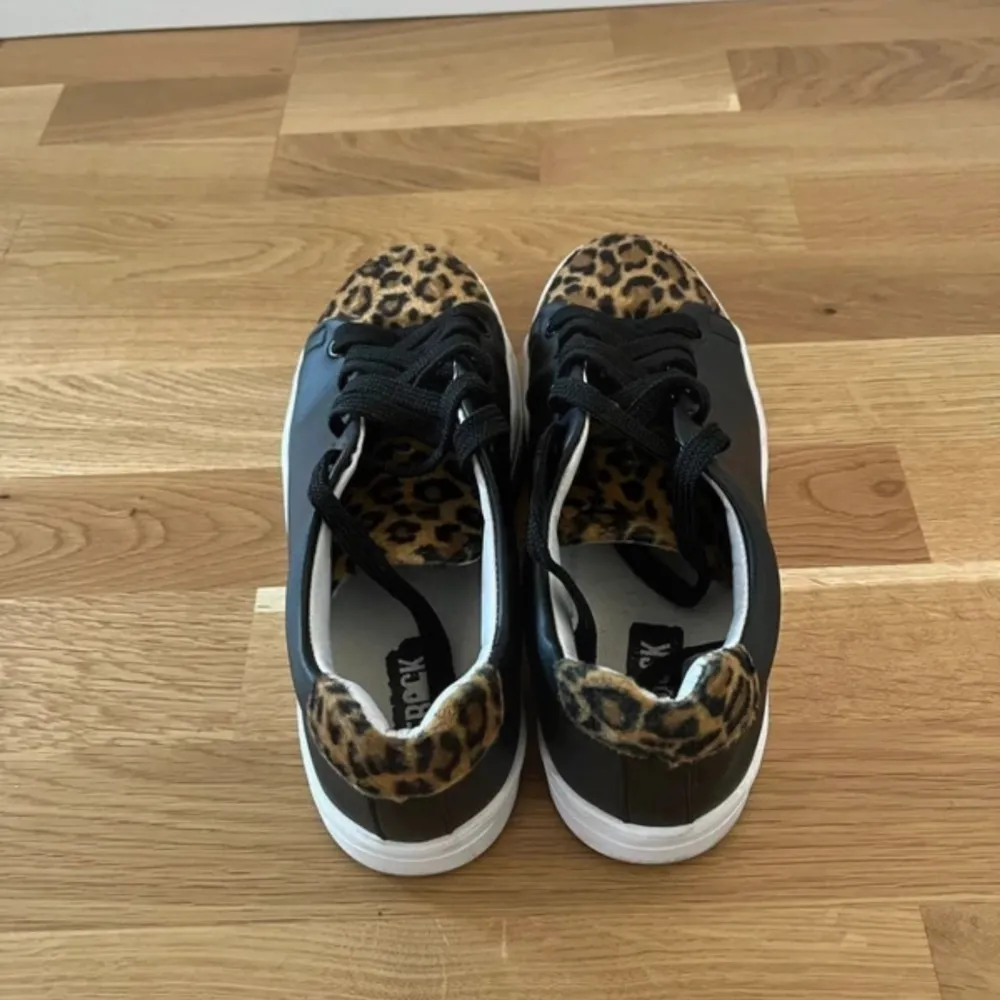Suuuuper snygga sneakers med leopardmönster!!! De är i storlek 39 och bra skick! Skriv för fler detaljer! . Skor.