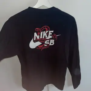 Nike SB långärmad tröja. Knappt använd. 9/10 skick och köptes för 499kr. Pris kan diskuteras 