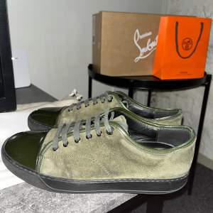 Lanvins köpta på nk i Göteborg, en sällsynt modell hel gröna i storlek 7 alltså 41/42, skorna är i ett bra skick.