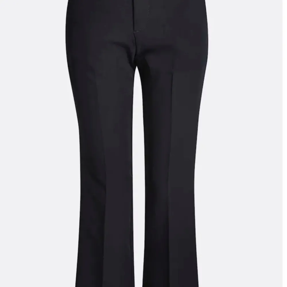 Svart kostymbyxa från BikBok i strl 40! Använda men i bra skick! Modellen heter Vilma🖤 jätte trendiga och snygga . Jeans & Byxor.