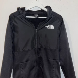 The north face kofta - Köpte den för inte så länge sen  Den är i Storlek S Funkar bra till alla väder 