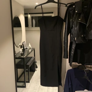 ❤️‍🔥SUPERFIN LÅNGKLÄNNING ZARA❤️‍🔥 - Superfin långklänning från zara köpt för 2 år sen❤️‍🔥❤️‍🔥 Säljer då den tyvärr blivit för liten för mig🥂 kom privat för fler frågor/bilder🧸OBS tredje bilden visar sydd slits då den gick upp