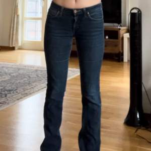 Lågmidjade Acne Jeans  Midjemått tvärs över: 38cm Innerbenslängd: 80cm