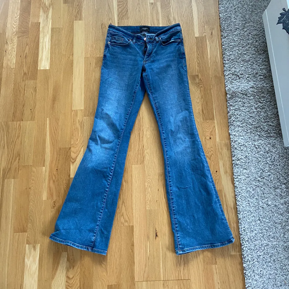 Lågmidjade bootcut jeans från veromoda, nyskick, inte använda mycket. Nypris 500kr. Jeans & Byxor.