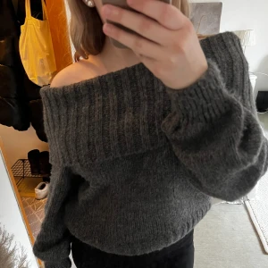 Stickad off shoulder tröja - Stickad off shoulder tröja från Gina Tricot (samma modell som förra annonsen). Tröjan köptes i höstas och är använd ett fåtal gånger☺️