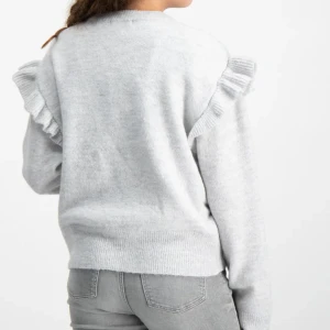 Tröja  - Skit snygg stickad grå tröja😍volanger vid axlarna, storlek 158/164 men passar mig som har S