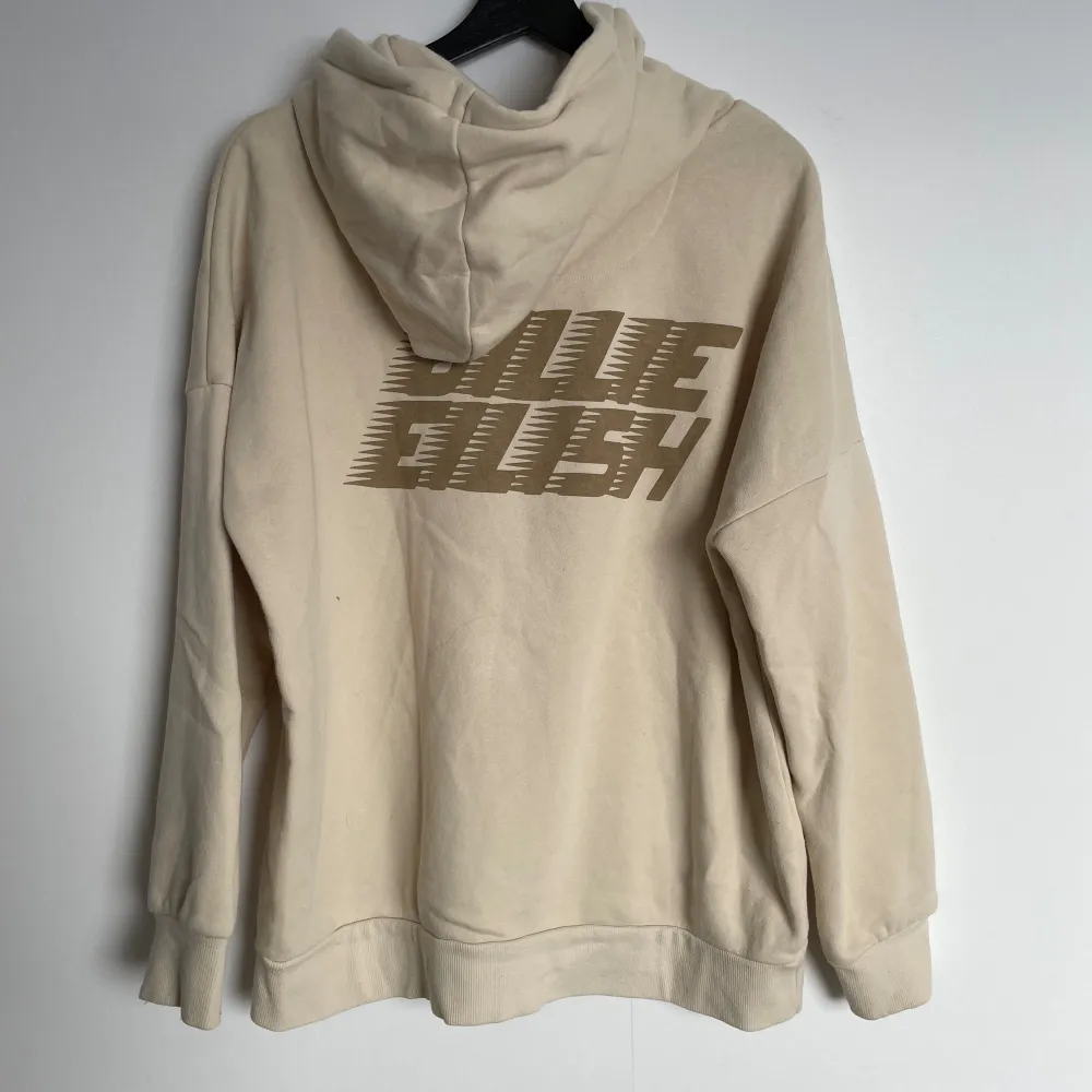 Beige hoodie från Billie Eilish kollektion med H&M 2019. I bra skick. Storlek M. DM för fler bilder.. Hoodies.