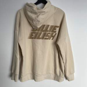 Beige hoodie från Billie Eilish kollektion med H&M 2019. I bra skick. Storlek M. DM för fler bilder.