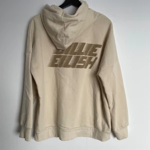 Billie Eilish hoodie - Beige hoodie från Billie Eilish kollektion med H&M 2019. I bra skick. Storlek M. DM för fler bilder.
