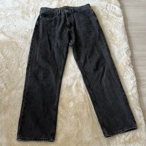 Vailent jeans  - Jeans i S, funkar även för peronser med M . Användet fåtal gånger. Nypris 700 kr. 