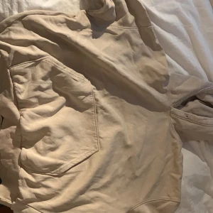 Hoodie  - Hoodie från Weekday som är i bra skick och som jag inte vill ha längre då den inte används längre.   Skriv gärna vid intresse och om ni har frågor! 💞💗