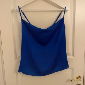 Oanvänt festlinne - Helt oanvänt blått festlinne från Vero Moda, köpt för 229kr. Justerbara axelband och dubbelt tyg vid bysten