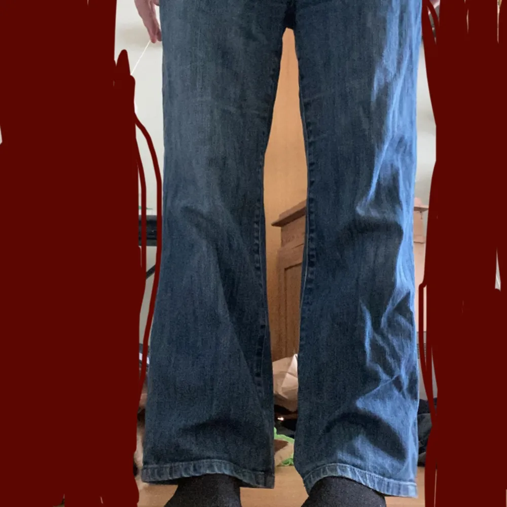 Jätte fina low rise vintage jeans i typ storlek XS-S. Jag är 160-165 men dessa är lite korta på mig skulle jag säga men jag tror det kan vara designen på dem. De är i mycket bra skick! Jag skriver mått i kommentaren! Fråga om andra bilder!! Tack☺️. Jeans & Byxor.