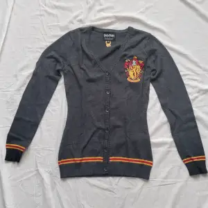 Harry Potter merchandise kofta från EMP. Ganska slim fit. Har använts två gånger och är i nyskick, nypris 470 kr.
