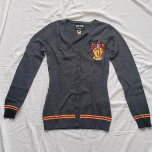 Harry Potter kofta  - Harry Potter merchandise kofta från EMP. Ganska slim fit. Har använts två gånger och är i nyskick, nypris 470 kr.